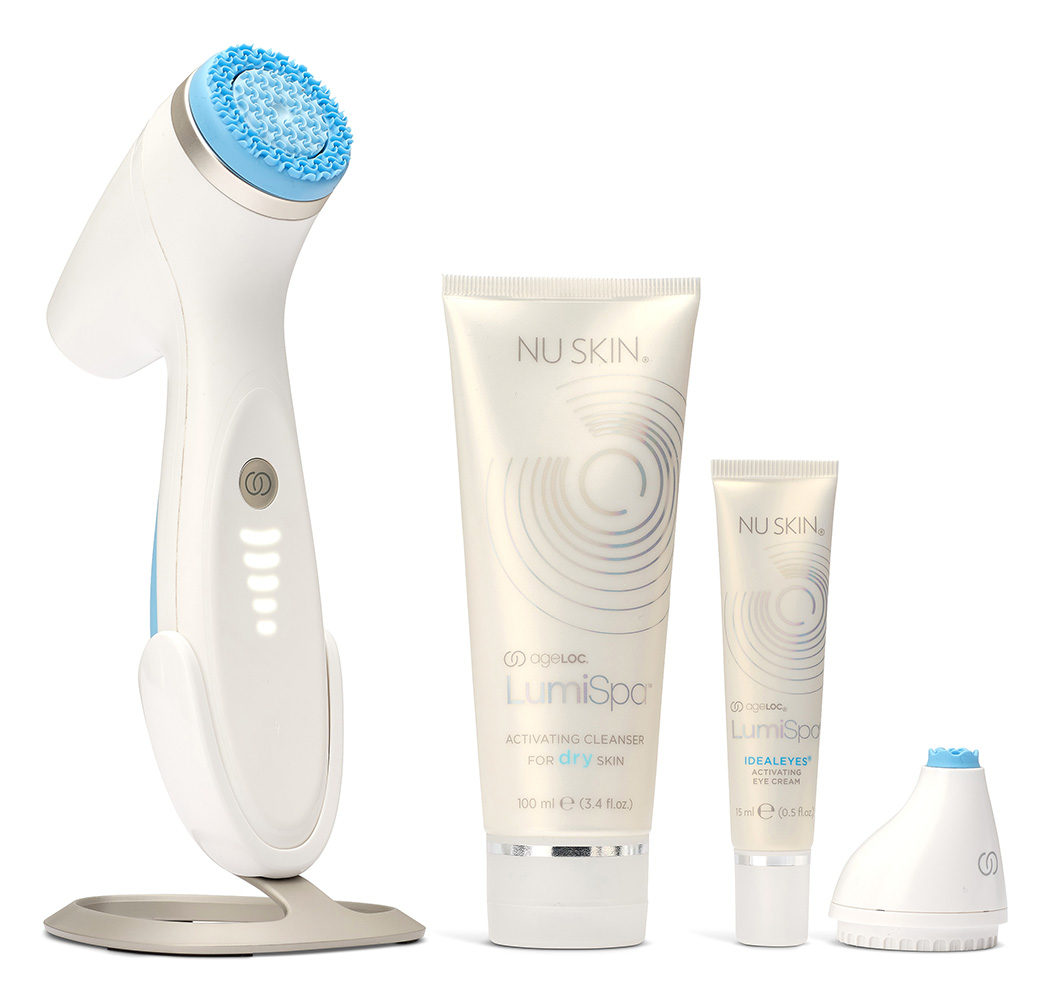 Urządzenie ageLOC LumiSpa iO z zestawem produktów.